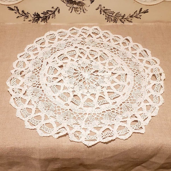 Napperon vintage en dentelle blanche. Napperon au crochet ancien