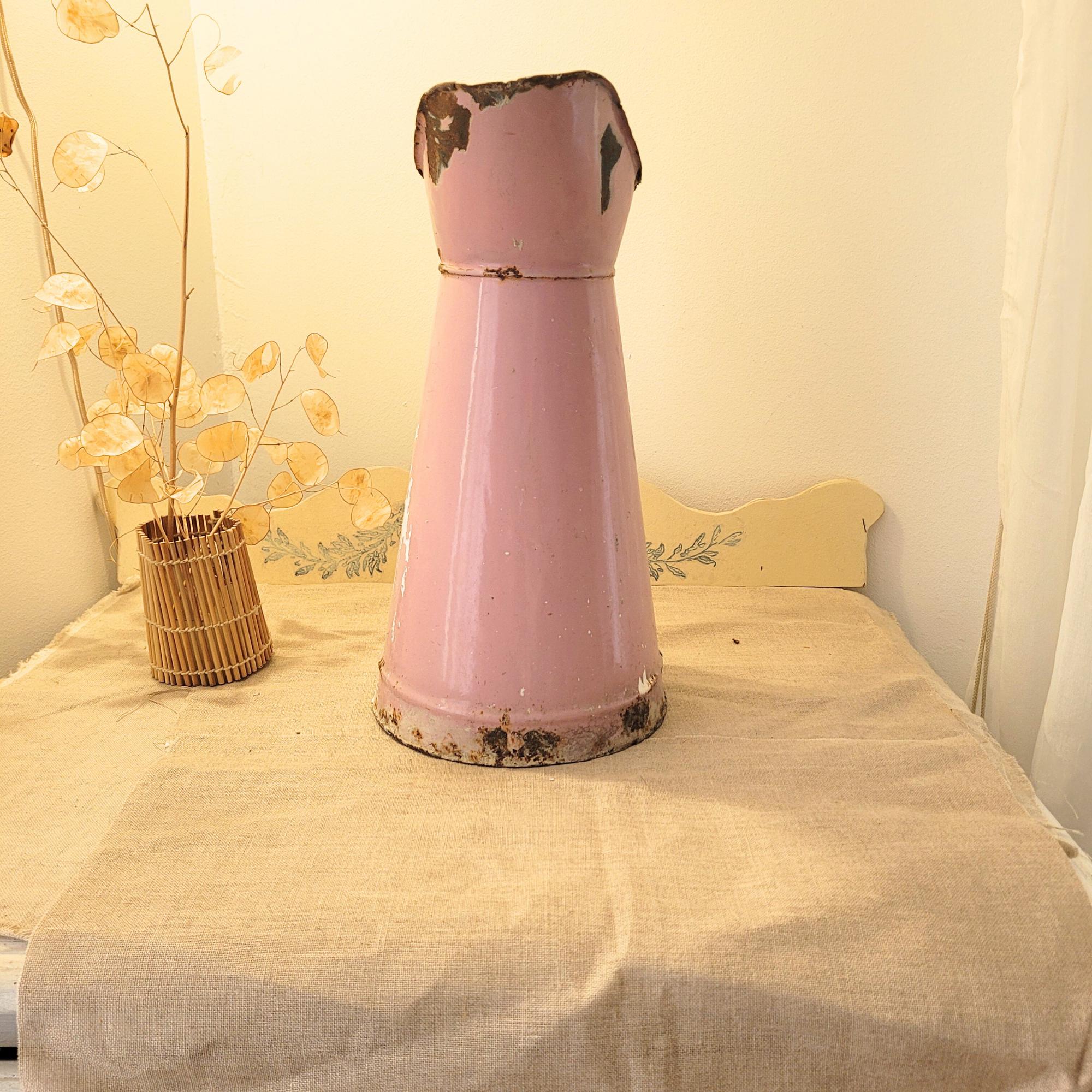 緑青と錆とペンキの染みがあるアンティークのピンクの亜鉛製水差し