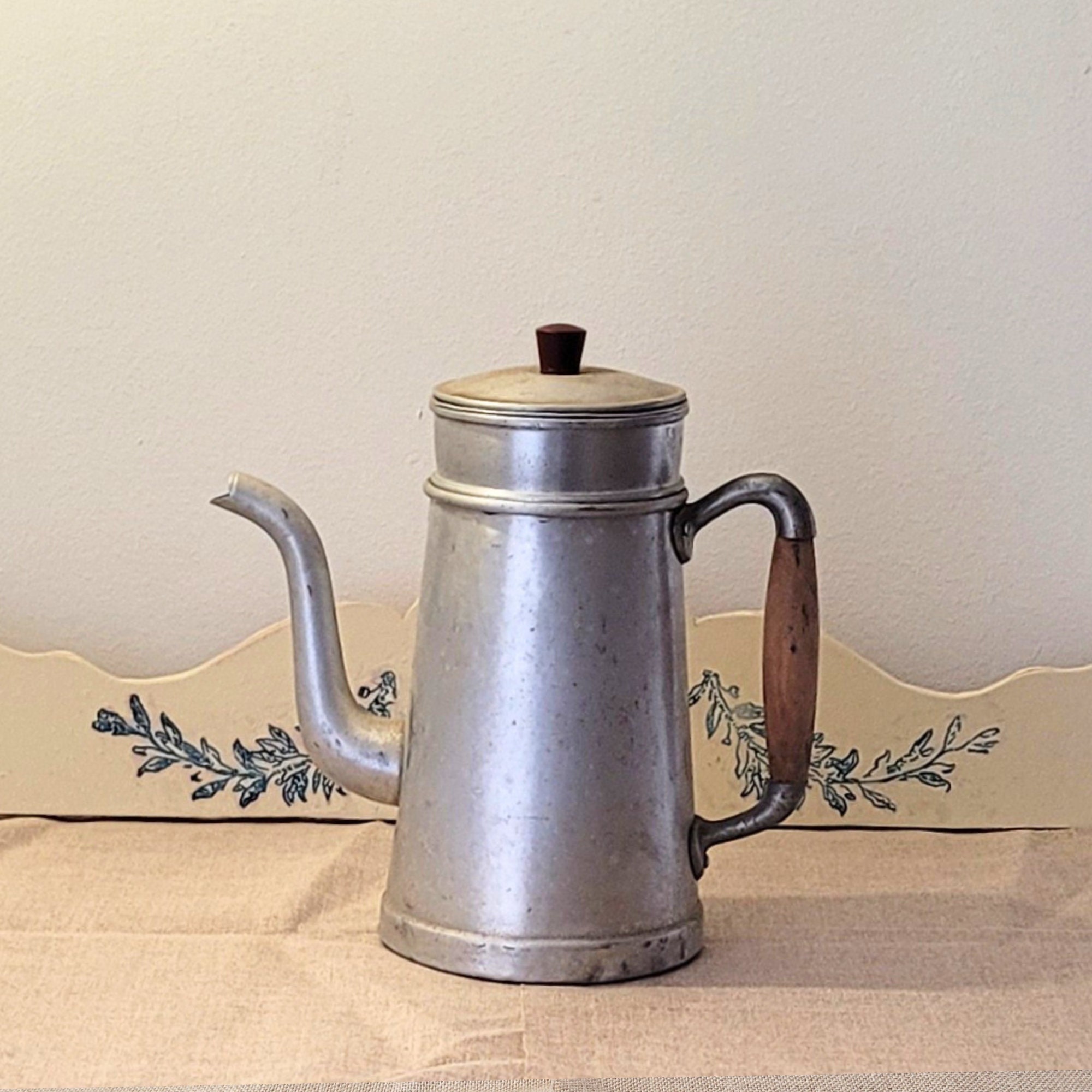 Cafetière vintage française en aluminium avec manche en bois et