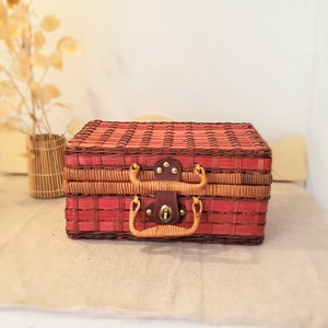 Malette vintage en osier rouge. Valisette en rotin rouge.