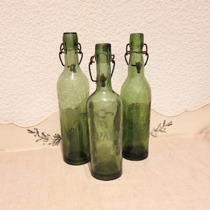 Juego de 3 botellas de cerveza antiguas.  3 Botellas estampadas en la masa con tapón marcado