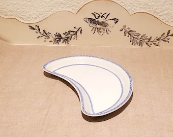 Earthenware half-moon. Small blue fillet serving dish.