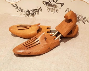 Paar Vintage-Schuhspanner aus Holz. Verstellbare Schuhform von 37 bis 40.