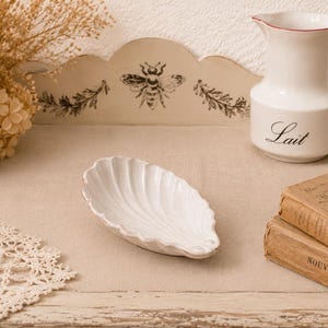 Plato antiguo de loza blanca. Jabonera con forma de concha del siglo XIX. Plato para baratijas. imagen 1