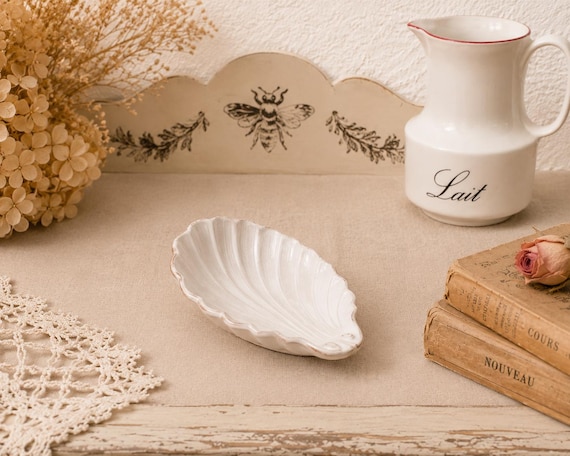 Ravier ancien en faïence blanche. Porte savon "coquille" du XIXème. Vide poche.