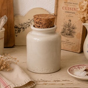 Pot à moutarde vintage en grés vernissé avec son couvercle en liège. Pot à ustensiles pour une cuisine de style campagne.
