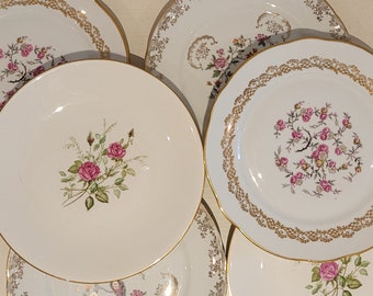 Service dépareillé "JEANNE MARIE" vintage. Assiettes plates en porcelaine ancienne. Assiettes au décor fin fleuries