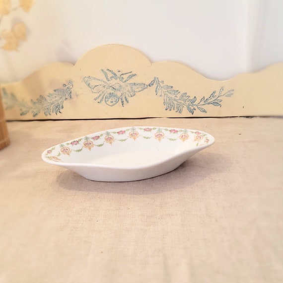 ヴィンテージのリモージュ磁器ボウルです。花の装飾が施された楕円形の