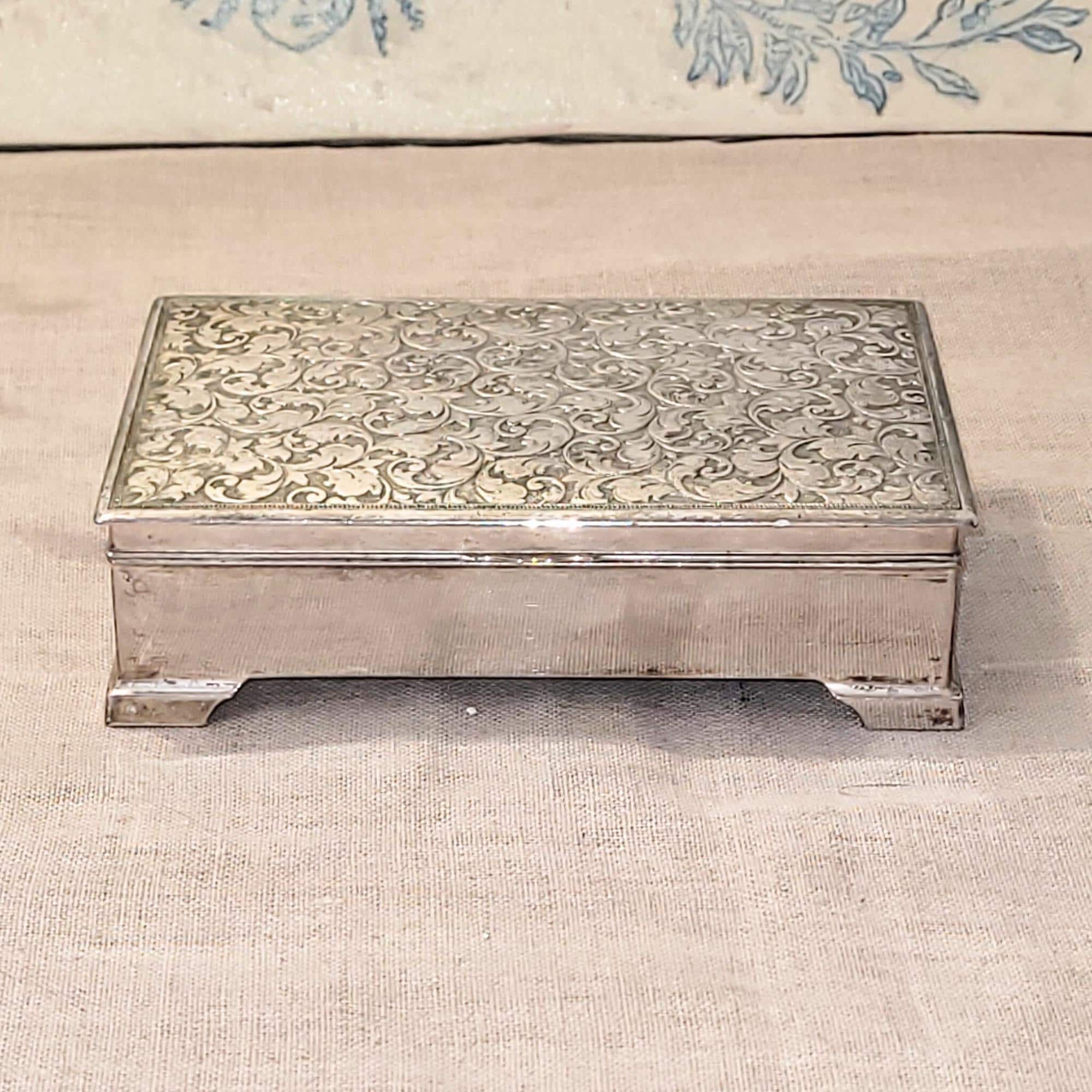 Finely Engraved Vintage Silver-Toned Jewelry Box – Timeless Elegance
