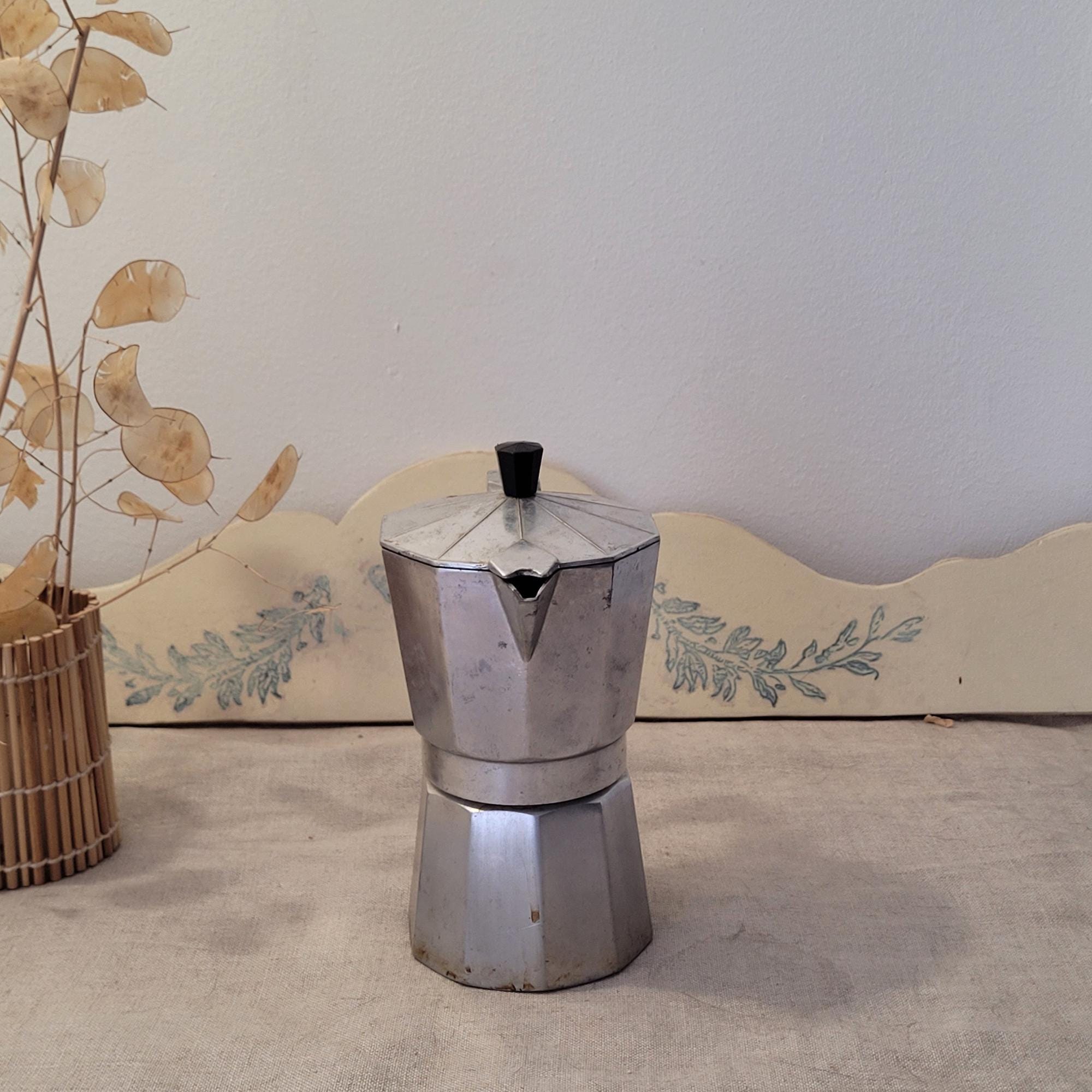 ヴィンテージのイタリア製コーヒーメーカー。1950年代のモカポット