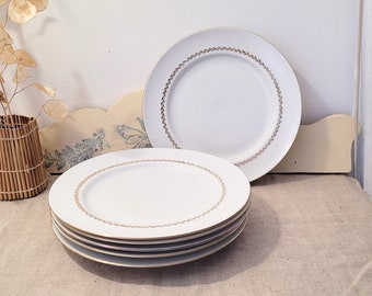 Very chic service of 6 flat plates in “BAVARIA” white porcelain. Elegant plates with golden frieze on the marli.