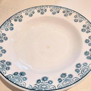 Może przedstawiać: Biała ceramiczna miska do zupy z niebieskim wzorem kwiatowym wok&oacute;ł krawędzi.