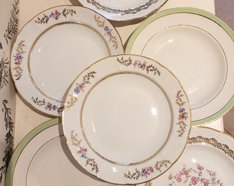 Service dépareillé vintage « ANNABELLE». Assiettes à soupe en porcelaine opaque ancienne. Assiettes à décor floral fin