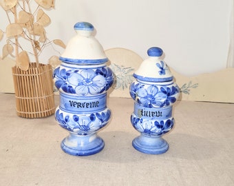 Pots d'apothicaires vintages en faïence blanche et bleue. Pots de pharmacie en faïence lot de 2 pots : tilleul et verveine  au décor bleu.