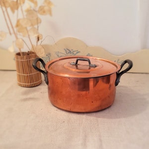 Antik koppargryta med lock, gjutjärnshandtag, franskt lantkök
