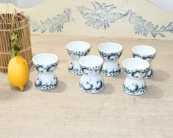 デルフトブルーと白の磁器の半熟卵カップ/ホルダーのヴィンテージペア