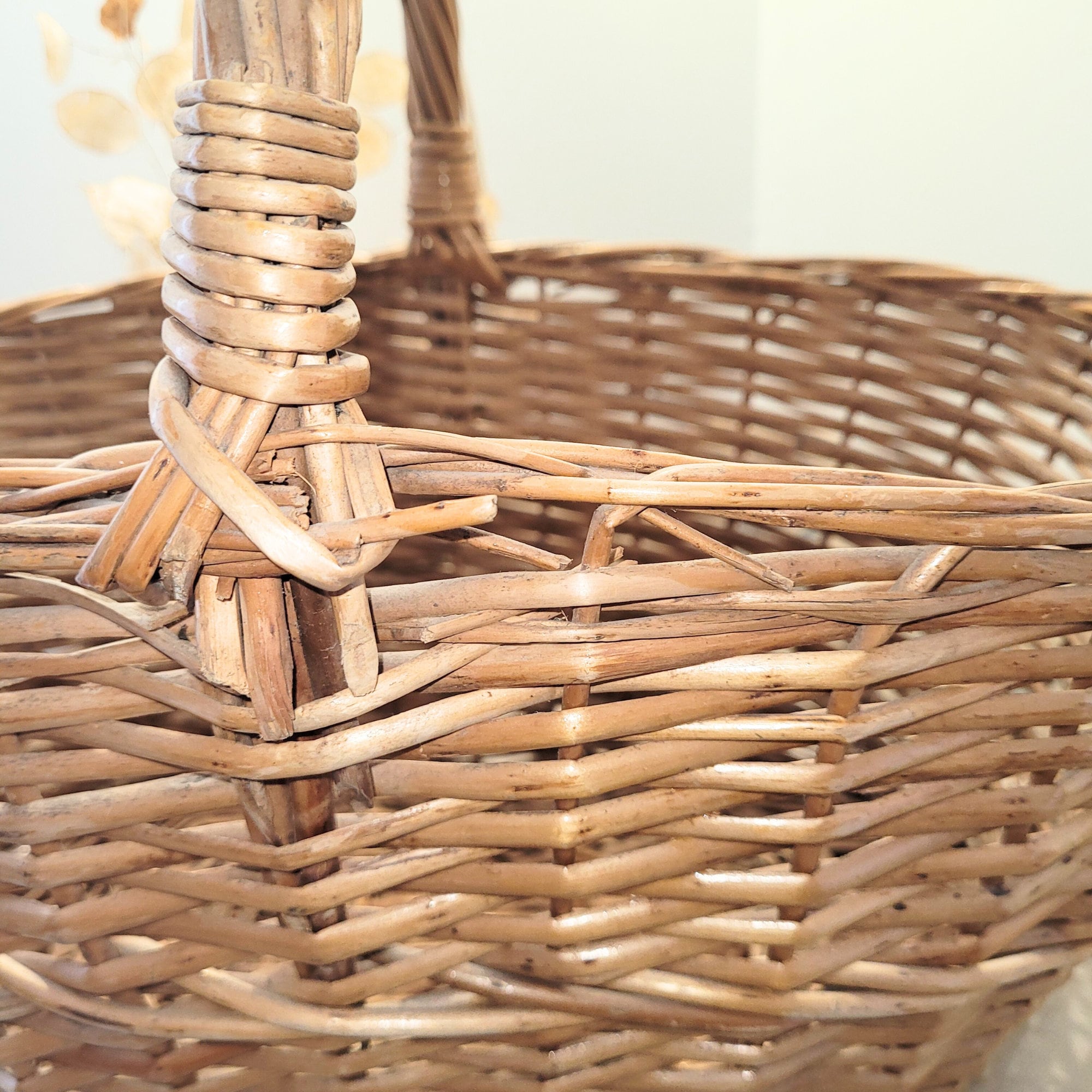 大きな楕円形の編み込み籐バスケット – 手作りの素朴なマーケット