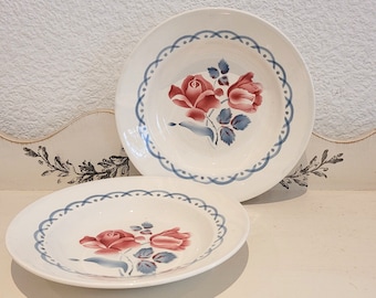 Ensemble vintage de 2 assiettes "DIGOIN SARREGUEMINE". 2 assiettes à soupe modèle "CANNES". Assiettes avec décor fleuri : roses et bleu