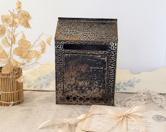 Cassetta delle lettere antica in ferro battuto con la scritta "Lettere", in stile rustico francese.