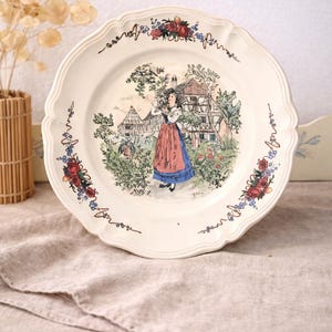 Plato redondo Obernai Sarreguemines 35 cm – decoración alsaciana pintada firmada H. Loux – loza vintage