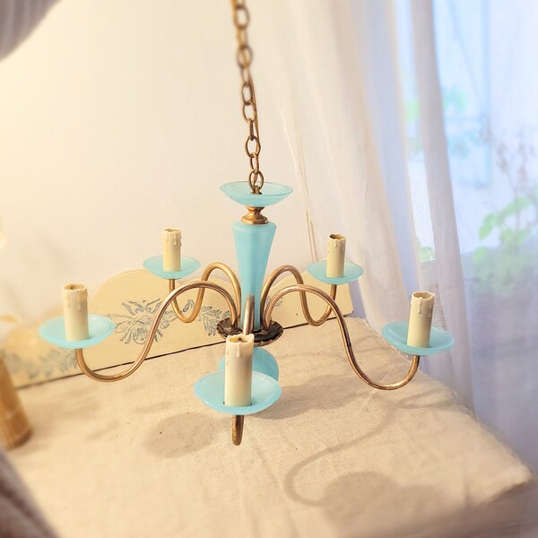 Vintage "CHRISTIAN" chandelier in blue earthenware and romantic golden brass. Old 5 branch candlestick.