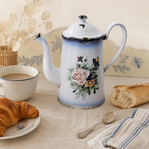 Antike französische Vintage-Kaffeekanne aus emailliertem Metall mit floralem Dekor, verziert mit Rosen und Stiefmütterchen.