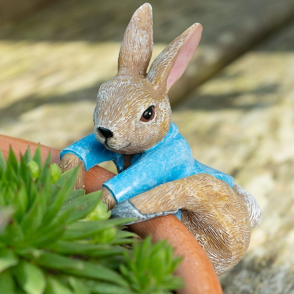 Beatrix Potter Peter Rabbit Climbing into Pot - Pot Buddy Topfanhänger - Full Colour Peter Rabbit - Gartendeko