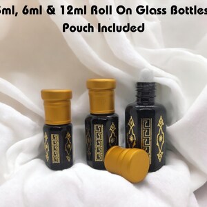 Puede incluir: Tres botellas de vidrio con rodillo, con detalles dorados y tapas negras. Las botellas son de 3 ml, 6 ml y 12 ml. Las botellas est&aacute;n sobre una superficie de tela blanca. 3ml, 6ml & 12ml Roll On Glass Bottles Pouch Included