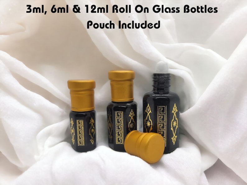 Puede incluir: Tres botellas de vidrio con rodillo, con detalles dorados y tapas negras. Las botellas son de 3 ml, 6 ml y 12 ml. Las botellas est&aacute;n sobre una superficie de tela blanca. 3ml, 6ml & 12ml Roll On Glass Bottles Pouch Included
