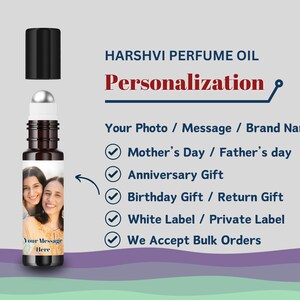 Puede incluir: Un frasco de vidrio de aceite de perfume con un aplicador de bola. El frasco tiene una etiqueta blanca con una foto de dos mujeres y el texto "Your Message Here". El texto "HARSHVI PERFUME OIL Personalization" se muestra encima del frasco. Una lista de opciones de personalizaci&oacute;n se muestra debajo del frasco, incluyendo "Your Photo / Message / Brand Name", "Mother's Day / Father's day", "Anniversary Gift", "Birthday Gift / Return Gift", "White Label / Private Label", y "We Accept Bulk Orders".