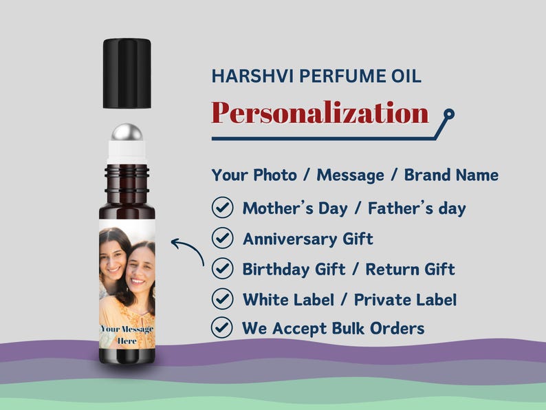Puede incluir: Un frasco de vidrio de aceite de perfume con un aplicador de bola. El frasco tiene una etiqueta blanca con una foto de dos mujeres y el texto "Your Message Here". El texto "HARSHVI PERFUME OIL Personalization" se muestra encima del frasco. Una lista de opciones de personalizaci&oacute;n se muestra debajo del frasco, incluyendo "Your Photo / Message / Brand Name", "Mother's Day / Father's day", "Anniversary Gift", "Birthday Gift / Return Gift", "White Label / Private Label", y "We Accept Bulk Orders".