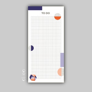 Könnte beinhalten: Ein weißer To-Do-Notizblock mit einem Rastermuster. Der Notizblock hat ein blaues, violettes und orangefarbenes geometrisches Design am unteren und rechten Rand. Der Text "TO DO" befindet sich oben auf dem Notizblock.