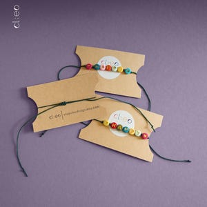 Buntes Armband "Happy" mit Buchstabenperlen als Geschenk zum Geburtstag, Weihnachten, ...
