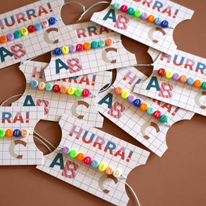 Pulsera colorida "KitaKind" con cierre de macramé, KitaStart, guardería, regalo, familiarización, cuentas con letras, niño de guardería