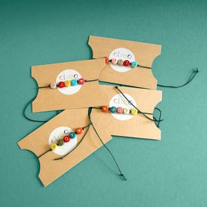 Buntes Armband "Joy" mit Buchstabenperlen als Geschenk zum Geburtstag, Weihnachten, Freude, Liebe, Makramee, Freundschaftsarmband, Glück