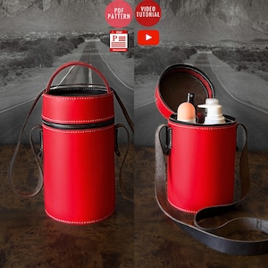 Puede incluir: Una bolsa de viaje cilíndrica roja con cremallera negra y costuras blancas. La bolsa tiene un asa y una correa larga. La bolsa se muestra cerrada y abierta, revelando artículos de aseo. Incluye el texto "PDF PATTERN" y "VIDEO TUTORIAL".