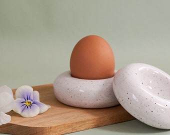 Eierbecher aus Keramik | Handgemacht | weiß mit dunklen Pünktchen | Eierbecher | Eierhalter | moderne Tischdeko | Osterfrühstück | Ostereier
