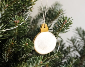 Kleine Weihnachtskugeln (5er-Set) - Keramikanhänger | handgemacht | weiß mit gold | Anhänger für Geschenke oder als Baumschmuck | Kugelform