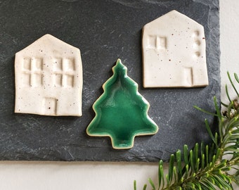 Keramikmagnete (Set) Weihnachten & Winter | Handgemacht | Weihnachts-, Winterdorf mit Häuschen und Tannenbaum | 3er-Set Keramikmagnete