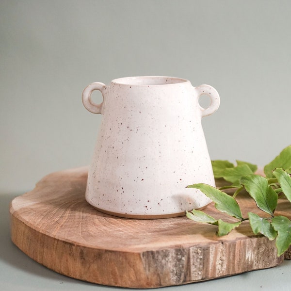 Vase aus Keramik | Handgefertigt | cremeweiß - beige mit Pünktchen | Blumenvase | kleine Keramikvase für Schnittblumen & Trockenblumen