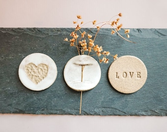 Magnet 3er-Set aus Keramik| LOVE + Herz + Trockenblumenhalter | Handgemachte Keramik | Kühlschrankmagnet | Liebe | Freundschaft | von Herzen