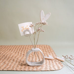 Tischkartenhalter & Gastgeschenk - personalisierbar | Tischdekoration | Handgemachter Blumenhalter aus Keramik | Trockenblumenständer