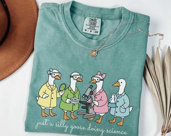 Camiseta divertida de microbiología, camiseta con microscopio de colores cómodos para profesores de ciencias, camiseta de tecnólogo médico, regalo para científico de laboratorio.