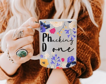 Tazza personalizzata per laurea PhD da 11 once, tazza da caffè floreale divertente personalizzata per laureato PhD, regalo di dottorato per lui, regalo di dottorato per lei