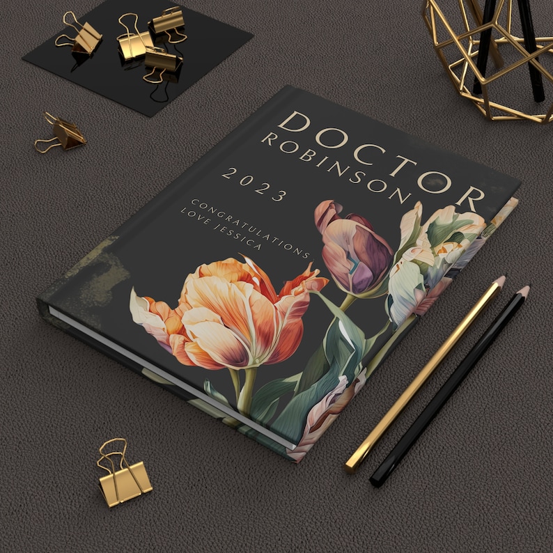 Regalo personalizzato per dottore, nuovo diario del dottore, nome personalizzato PhD Dottorato Facoltà di Medicina Laureato Quaderno floreale, regalo di laurea PhD per lei immagine 2