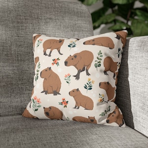 Bonita funda de almohada cuadrada de gamuza sintética con forma de bebé capibara, fundas de almohada beige para amantes de los animales capibara, inauguración de la casa del mejor amigo carpincho