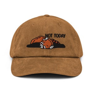 Può includere: Un cappello da baseball in velluto a coste marrone con un panda rosso ricamato che dorme e il testo "NOT TODAY".