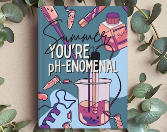 以下が含まれることがあります： ビーカー、試験管、そして「Summer You're PH-ENOMENAL」というテキストが描かれたカラフルなイラストが施された青いノートブックです。