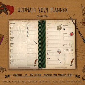 Op de afbeelding: Een open 2024-planner op een achtergrond van vintage perkament, met de tekst ULTIMATE 2024 PLANNER SLYTHERIN. De pagina's bevatten dagelijkse en wekelijkse secties, groen-zwarte ruitpatronen en illustraties van een toverstaf, uil en drankje.