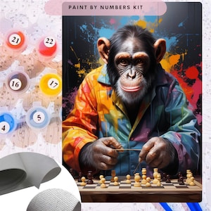 Può includere: Kit di pittura per numeri con uno scimpanzé che indossa una giacca colorata e gioca a scacchi. Il kit include barattoli di vernice numerati e una tela con una griglia numerata.
